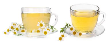 Fincanlarda lezzetli bitki çayı ve beyaz arka planda papatya çiçeği.