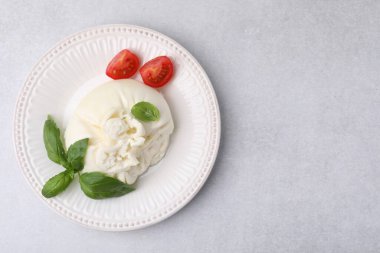 Lezzetli burrata peyniri, domates ve fesleğen. Metin için boşluk