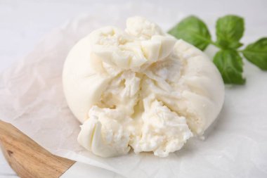Lezzetli taze burrata peyniri beyaz masada, yakın plan.