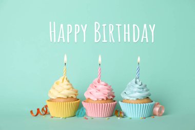 Turkuaz arka planda mumları olan doğum günü pastaları. Tebrik kartı