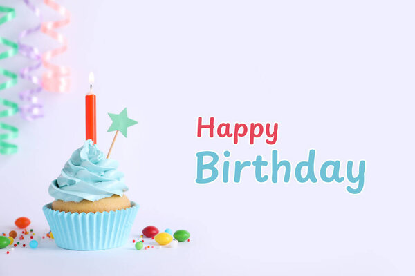Feliz Cumpleaños Cupcake Con Vela Sobre Fondo Claro — Foto de Stock