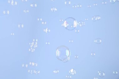 Açık gri arkaplanda güzel şeffaf sabun köpükleri