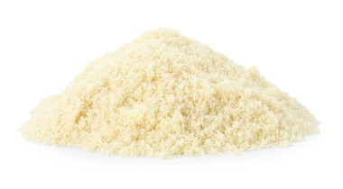 Beyaz üzerine izole edilmiş taze badem unu yığını.