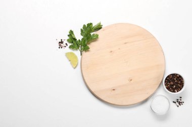 Tahta kesme tahtası, baharatlar ve kireç beyaz masada, düz yerde. Metin için boşluk