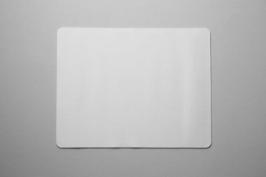 Gri arka planda bir fare altlığı, üst manzara. Metin için boşluk