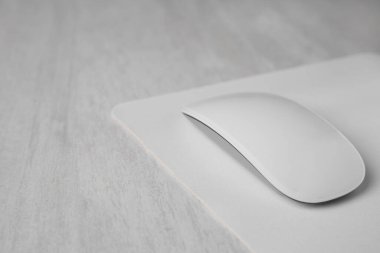 Gri ahşap masada fareli bir kablosuz fare, yakın plan. Metin için boşluk