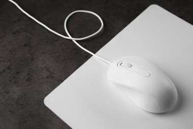 Kablolu fare, siyah desenli masada, yakın plan.