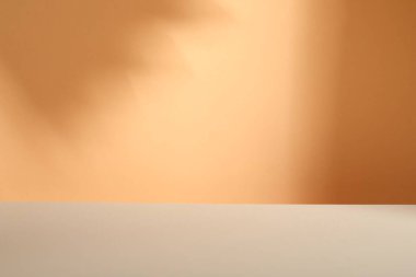 Ürünün sunumu. Turuncu arka planda gölgeler. Metin için boşluk