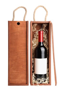 Beyaz şarap dolu ahşap hediye kutuları.