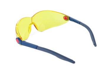 Koruyucu gözlükler beyaza izole edilmiş. Güvenlik ekipmanları