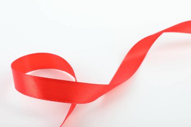 Güzel bir kırmızı kurdele beyaz üzerine izole edilmiş.