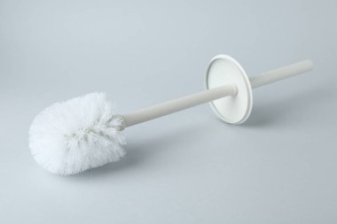 Beyaz arka planda bir tuvalet fırçası. Temizlik aracı