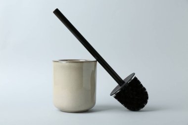 Tuvalet fırçası ve tutacağı beyaz arkaplanda