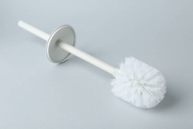 Beyaz arka planda bir tuvalet fırçası. Temizlik aracı