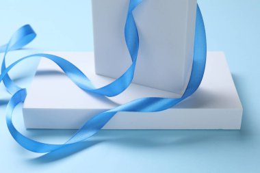 Güzel parlak kurdele ve açık mavi arka planda farklı podyumlar