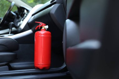 Kırmızı yangın söndürücü otomobilde. Araba güvenliği ekipmanı