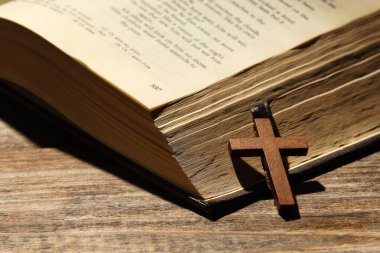 İncil ve haç tahta masada, yakın plan. Hıristiyanlık Dini