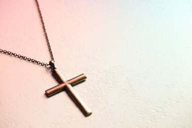 Renkli masa üzerinde zincir, yakın çekim ve metin için boşluk. Hıristiyanlık Dini