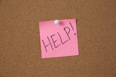 Kelimesi kelimesine not. Mantar panoya yardım, yakın plan.