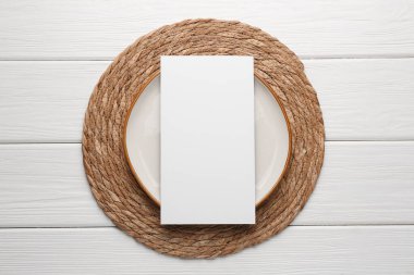Boş menü ve tabak beyaz ahşap masa, üst manzara. Tasarım için model