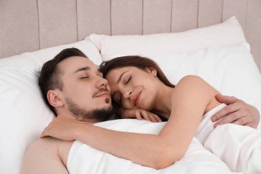 Sabahları birlikte uyuyan sevimli bir çift.