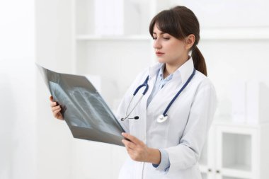 Akciğer hastalığı. Doktor klinikte göğüs röntgeni çekiyor.