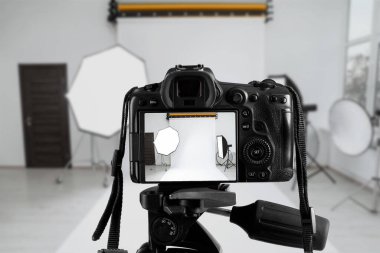 Profesyonel kamera tripod fotoğraf Studio üzerinde
