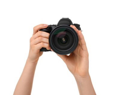 Beyaz arkaplanda kamera olan fotoğrafçı, yakın plan
