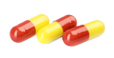 Beyaza izole edilmiş üç antibiyotik hapı. Tıbbi tedavi