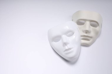 Tiyatro sanatları. Beyaz arka planda iki maske, üst manzara. Metin için boşluk