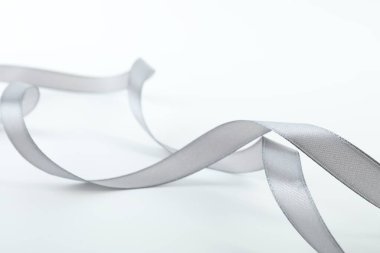 Güzel bir gri kurdele beyaz üzerinde izole edilmiş.