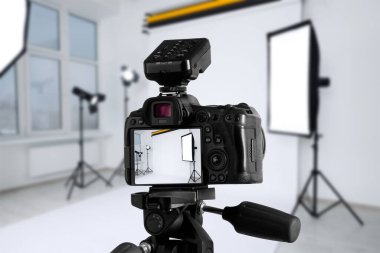 Profesyonel kamera tripod fotoğraf Studio üzerinde