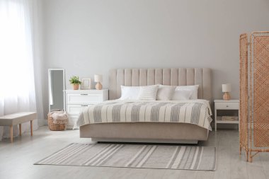 Rahat yatağı olan çağdaş bir yatak odası.