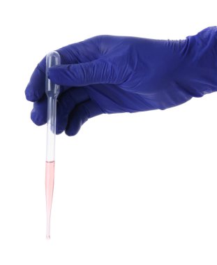 Bilim adamı, beyaz arka planda sıvı olan transfer pipeti tutuyor.