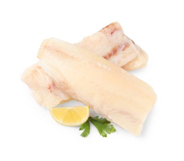 Çiğ balık parçaları, maydanoz ve limon beyaza izole edilmiş.