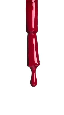 Fırçadan damlayan parlak tırnak cilası beyaza izole edilmiş.