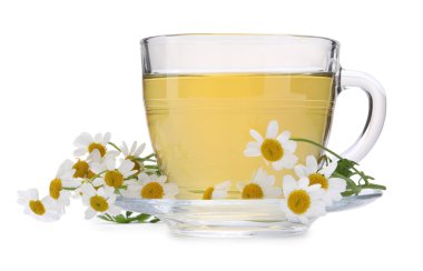 Cam bardakta Aromatik bitki çayı ve beyaz papatya çayı.