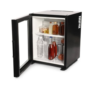 Mini buzdolabı, içecekler ve aperatifler beyaz üzerine izole.