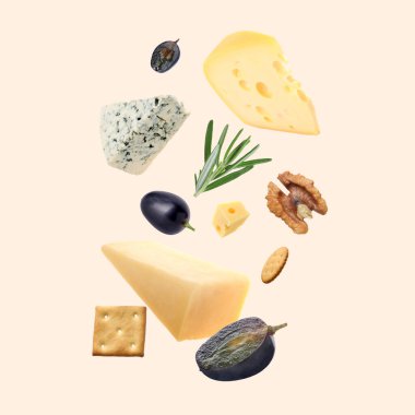 Pembe arkaplanda farklı peynir, kraker, üzüm, biberiye ve ceviz çeşitleri.