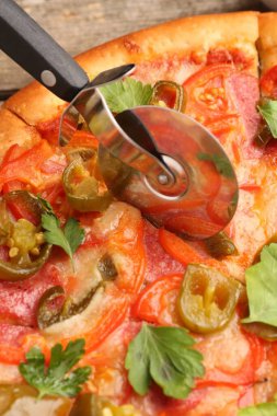 Sofrada leziz pizzaları kesiyorum Diablo, yakın plan.