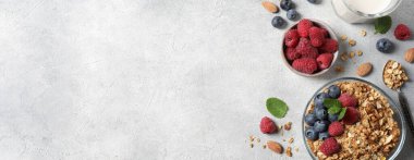 Böğürtlenli, fındıklı, naneli ve gri masadaki yazı için uygun bir yer. Pankart tasarımı