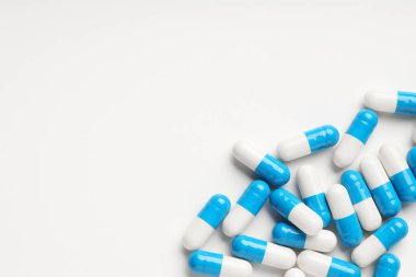 Beyaz arka planda antibiyotik haplar, üst manzara. Metin için boşluk
