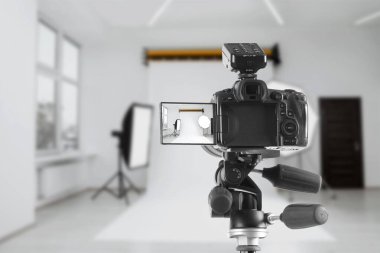 Profesyonel kamera tripod fotoğraf Studio üzerinde