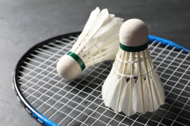 Tüy badminton mekik penisleri ve raket gri desenli masa, yakın plan