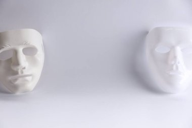 Beyaz arka planda plastik yüz maskeleri, metin için boşluk. Tiyatro performansı