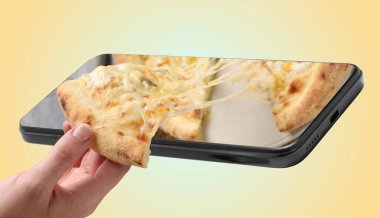 Çevrimiçi yemek siparişi. Kadın akıllı telefon ekranından bir dilim pizza alıyor sarı gradyan arka planda, yakın plan