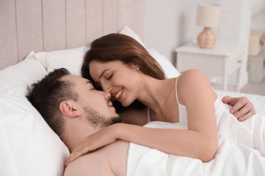Güzel bir çift sabahları yatakta eğleniyor.
