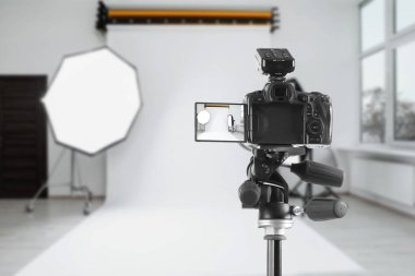Profesyonel kamera tripod fotoğraf Studio üzerinde