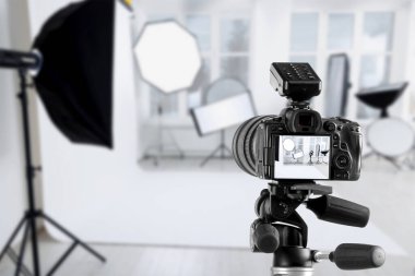 Profesyonel kamera tripod fotoğraf Studio üzerinde