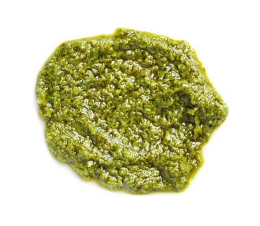 Beyaz üzerine izole edilmiş lezzetli pesto sosu örneği.